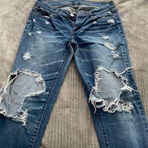 DISTRESSED JEANS